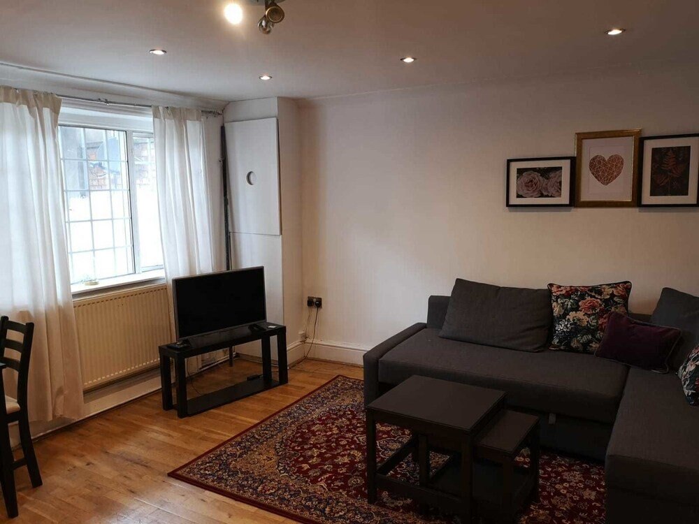 Cosy Apartment in Islington - A - Tap to explore photos