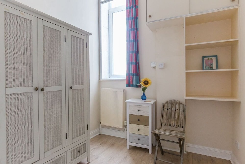 Bright Two BR Period Apartment in Whitechapel - Tap to explore photos