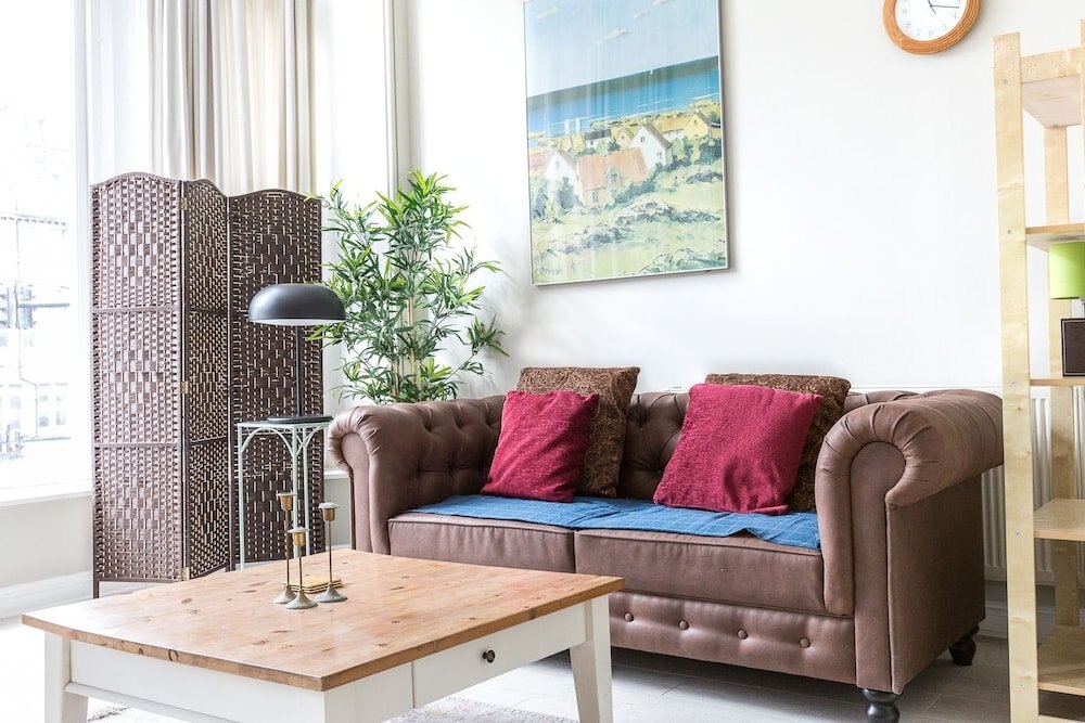 Bright Two BR Period Apartment in Whitechapel - Tap to explore photos