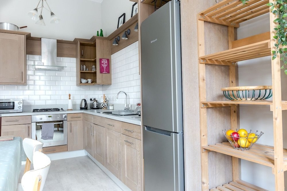 Bright Two BR Period Apartment in Whitechapel - Tap to explore photos
