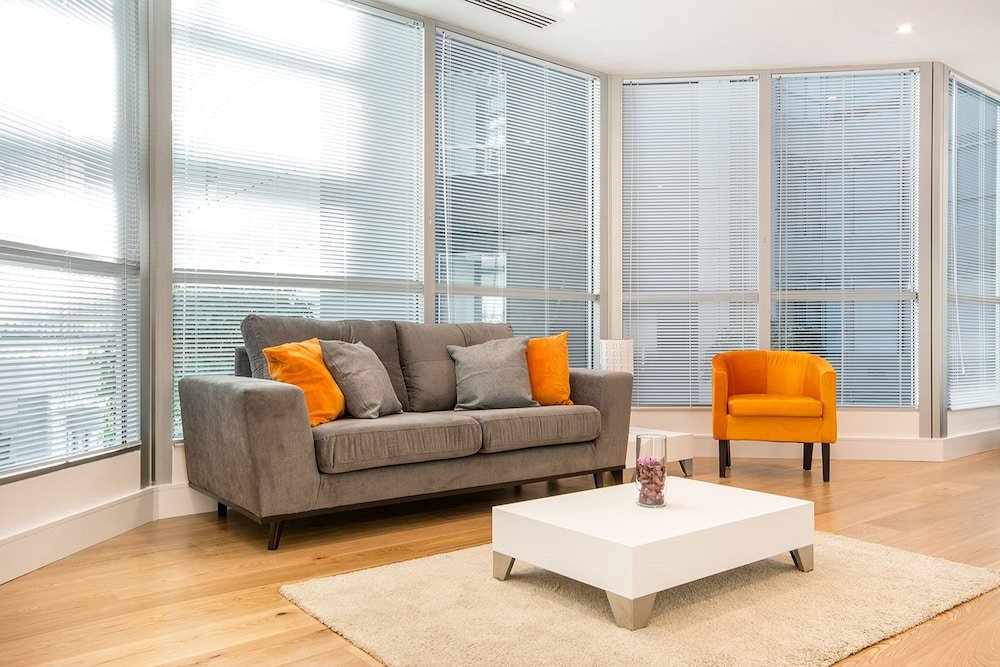 Spacious and Modern apartments Heathrow - Tap to explore photos