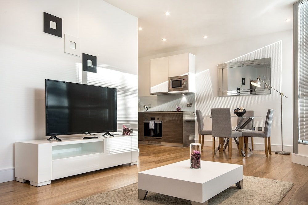 Spacious and Modern apartments Heathrow - Tap to explore photos