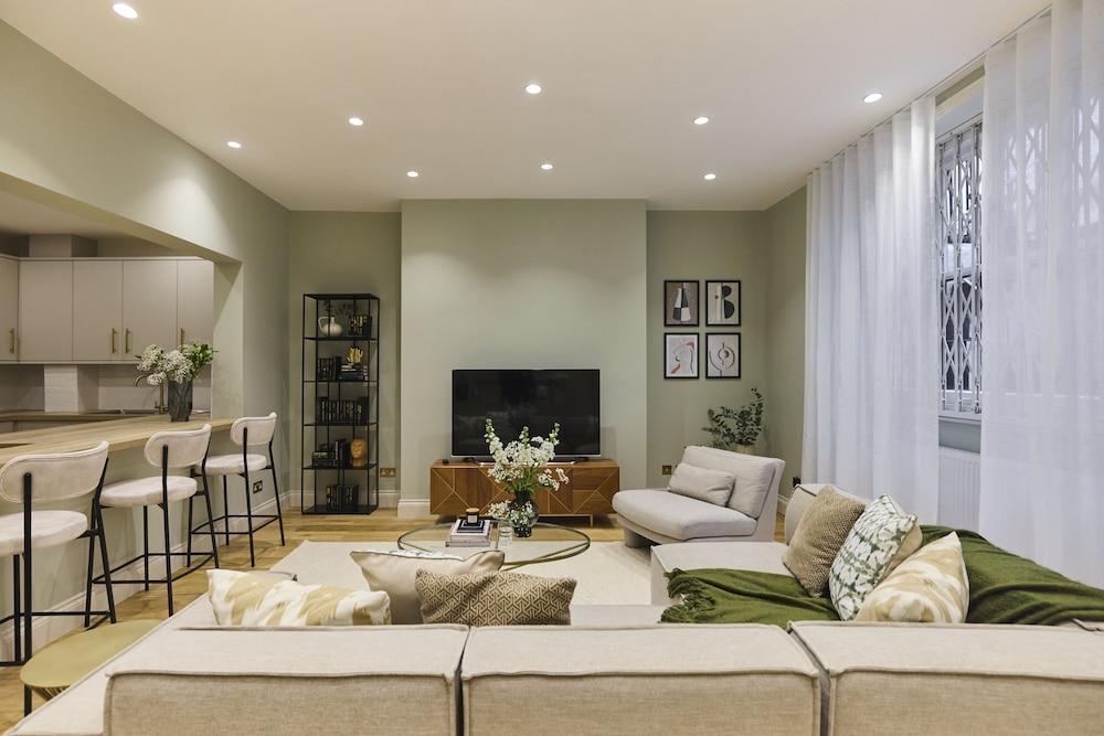 The Bayswater Gardens - Bright & Central 3BDR Home in Bayswater - Tap to explore photos