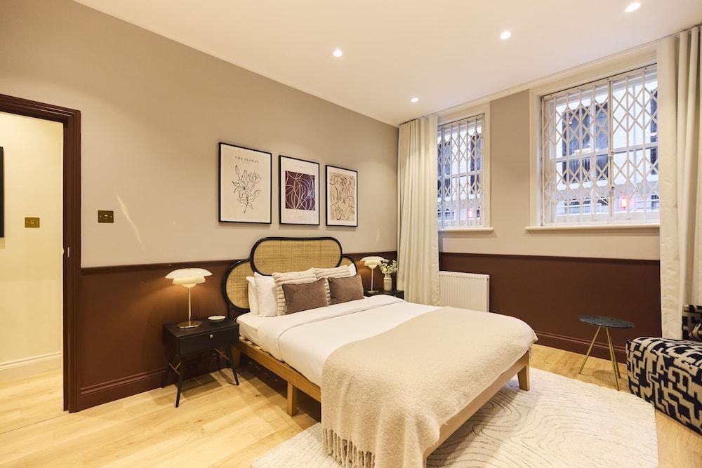The Bayswater Gardens - Bright & Central 3BDR Home in Bayswater - Tap to explore photos