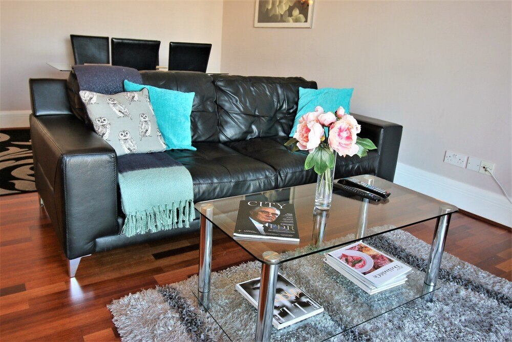 Canary Wharf Luxury River view apartment - Tap to explore photos