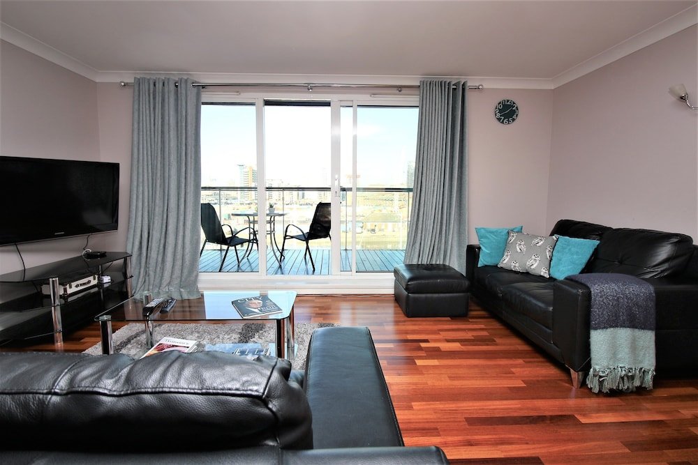Canary Wharf Luxury River view apartment - Tap to explore photos