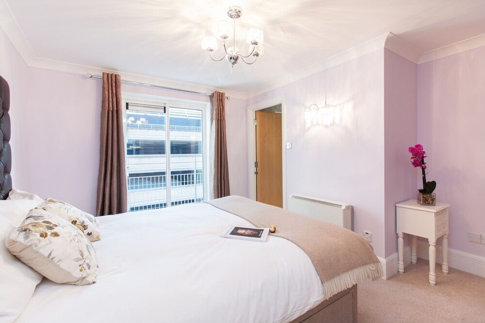 Canary Wharf Luxury River view apartment - Tap to explore photos