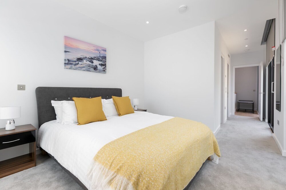 Modern Townhouse Near 02 Arena & Excel - Tap to explore photos