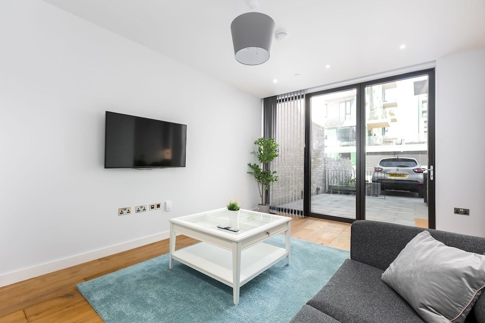 Modern Townhouse Near 02 Arena & Excel - Tap to explore photos