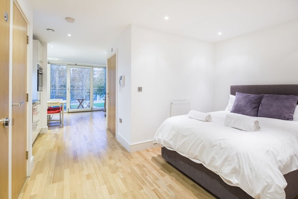 Modern Apt. in the Heart of Docklands - Tap to explore photos