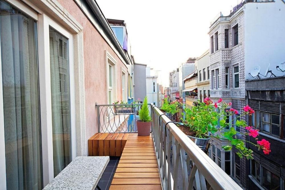 Raven Suites Taksim Room Type - Desing Suite with Balcony Raven Suites Taksim Room Type - Desing Suite with Balcony