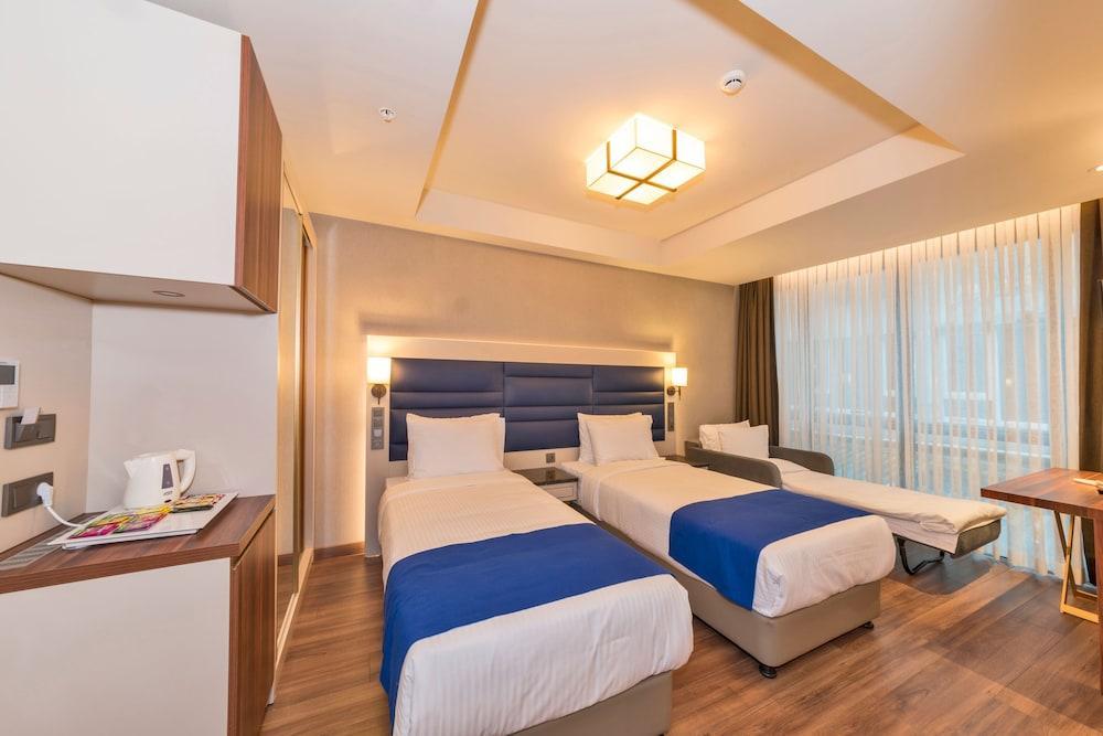 Golden Royal Hotel & Spa Room Type - Deluxe Triple Room