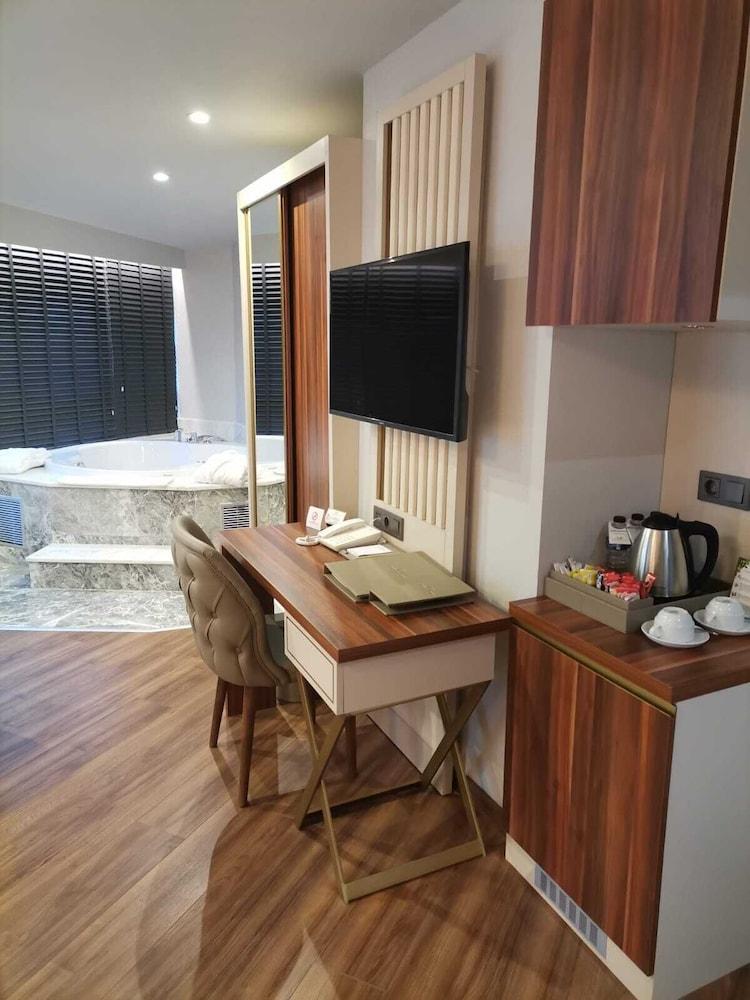 Golden Royal Hotel & Spa Room Type - Superior Suite Room with Sea View