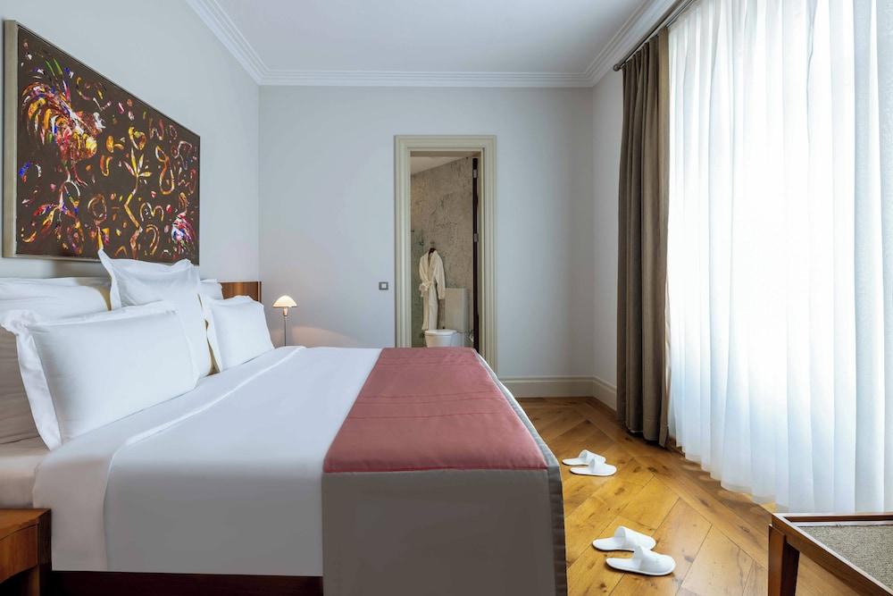 Tomtom Suites - Special Class - Tap to explore photos