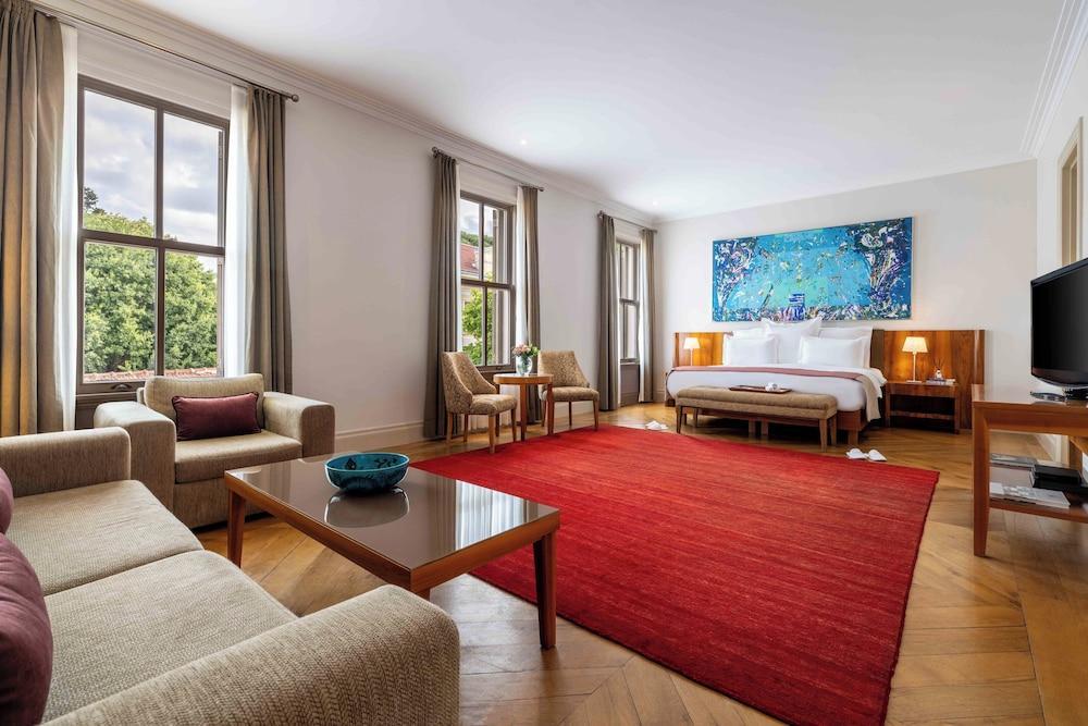 Tomtom Suites - Special Class Room Type - Deluxe Suite