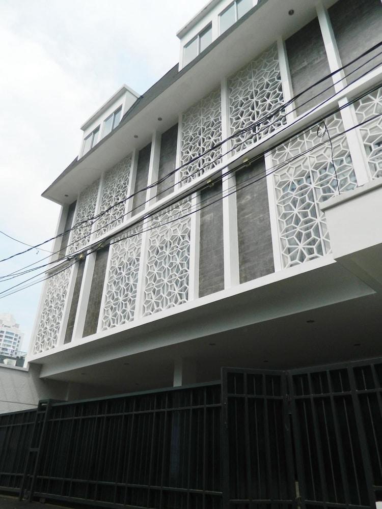 MK House SCBD - Tap to explore photos