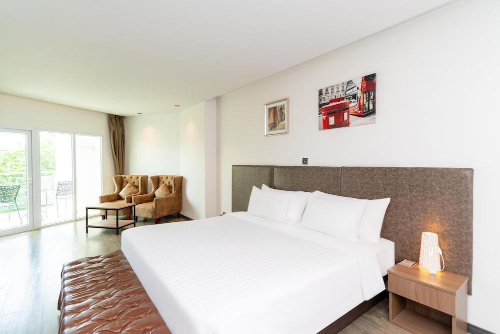 SureStay Plus by Best Western T Pattaya Room Type - Junior Suite, 1 King Bed, Balcony, City View