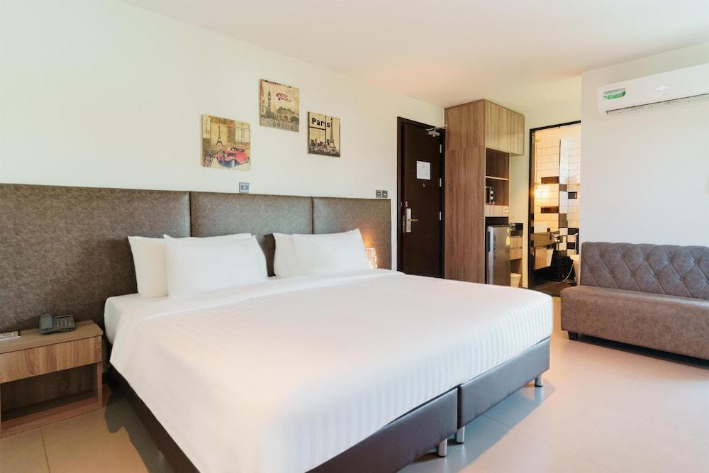 SureStay Plus by Best Western T Pattaya Room Type - Deluxe Room, 1 King Bed, Balcony, City View