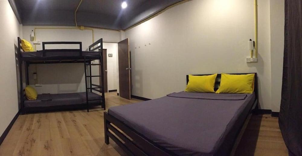 Best Bed Suvarnabhumi - Hostel Room Type - Family Room with Shared Bathroom