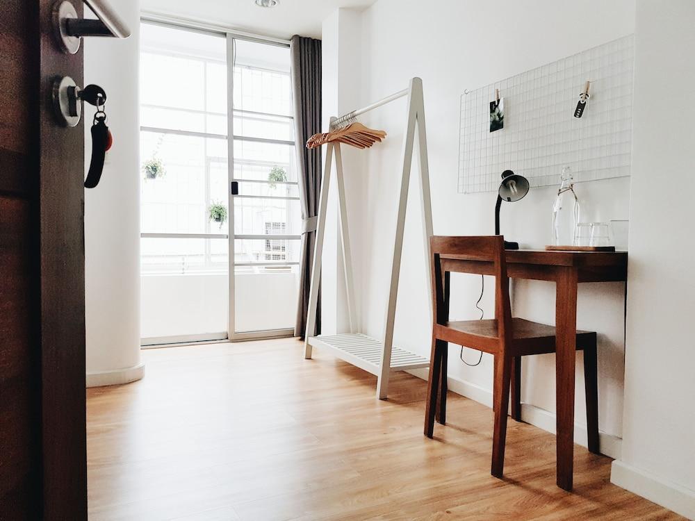 LITA Bangkok - Hostel Room Type - Deluxe Double Studio with Balcony