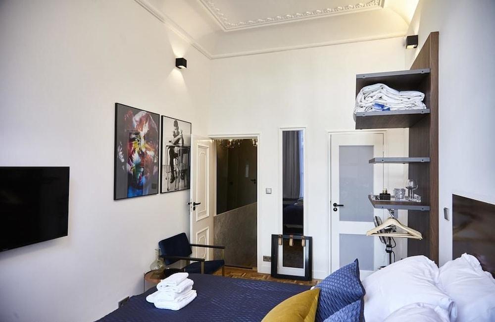 Downtown Room In Canal District - Tap to explore photos