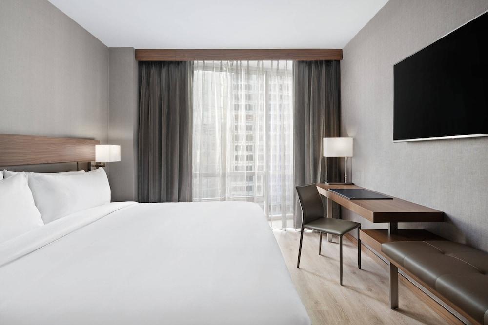 AC Hotel by Marriott New York Downtown Room Type - Room, 1 King Bed, Mobility Accessible, Bathtub (River View) AC Hotel by Marriott New York Downtown Room Type - Room, 1 King Bed, Mobility Accessible, Bathtub (River View)
