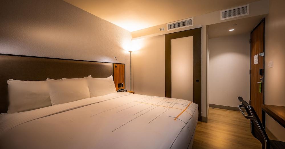 La Quinta Inn & Suites by Wyndham Times Square South - Tap to explore photos