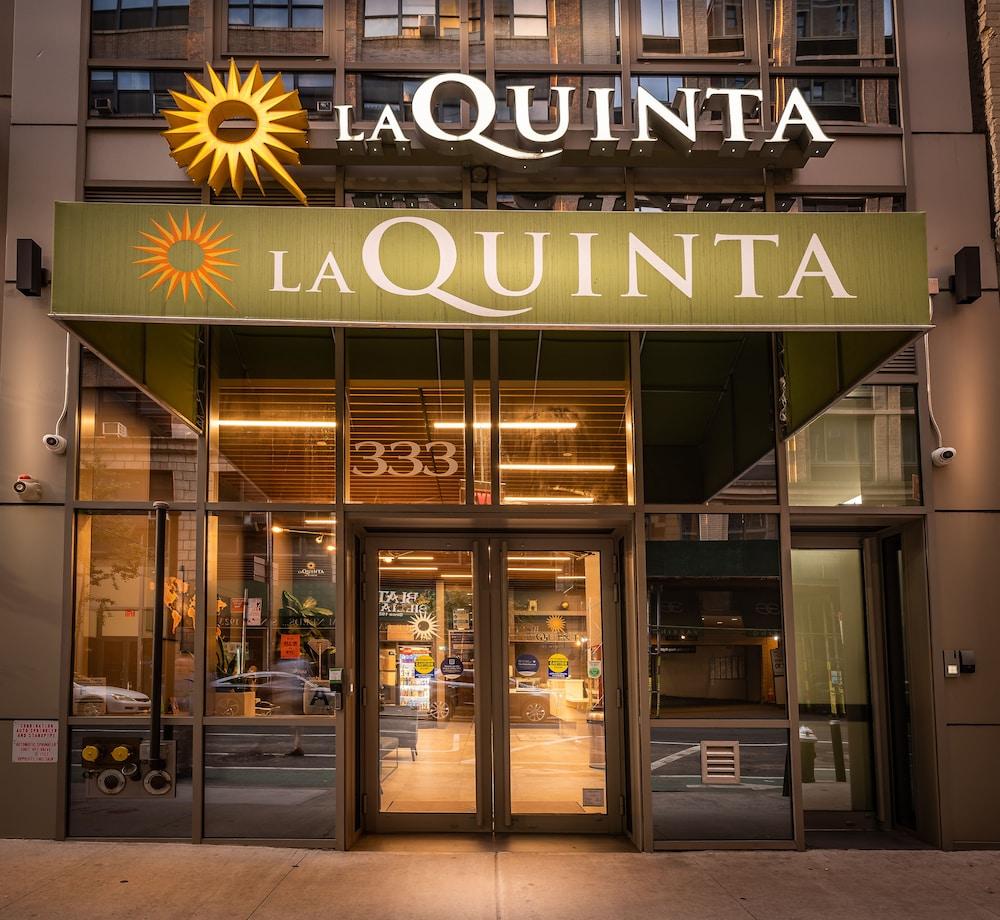 La Quinta Inn & Suites by Wyndham Times Square South - Tap to explore photos