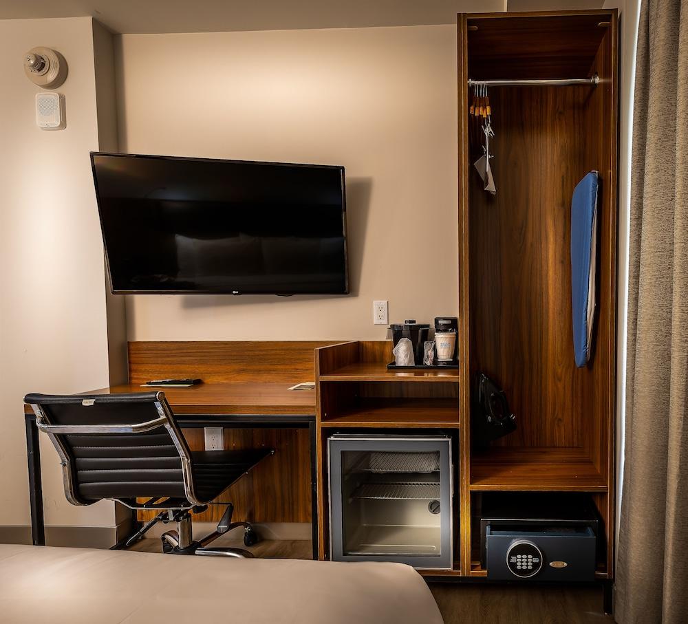 La Quinta Inn & Suites by Wyndham Times Square South - Tap to explore photos