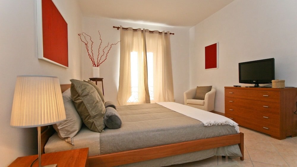 Rental In Rome Red & White Apartment - Tap to explore photos