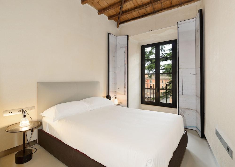Rhinoceros Room Type - Deluxe Apartment Single - French Bed