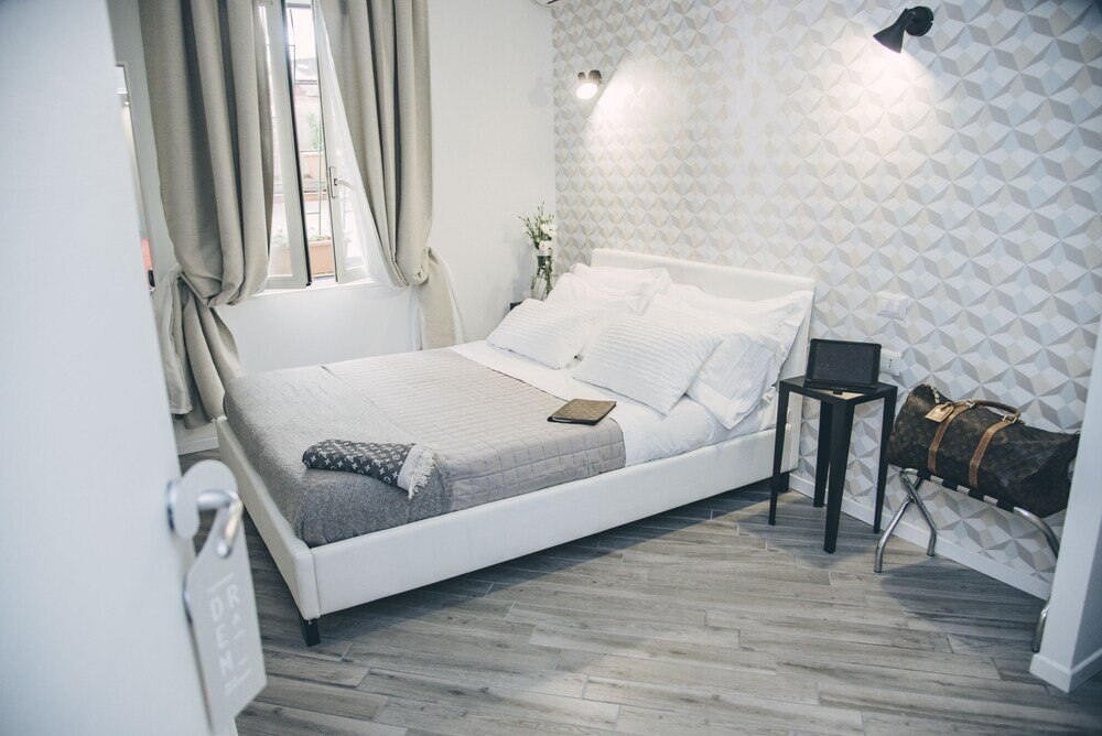 Spagna Rooms - Tap to explore photos