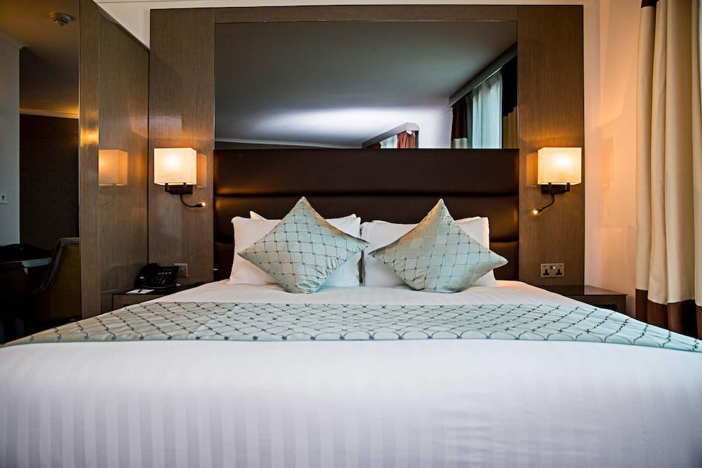 Atrium Hotel Heathrow Room Type - Standard Double or Twin Room (Runway view)
