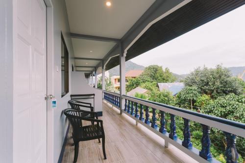 Fantasy Hill Bungalow - Tap to explore photos