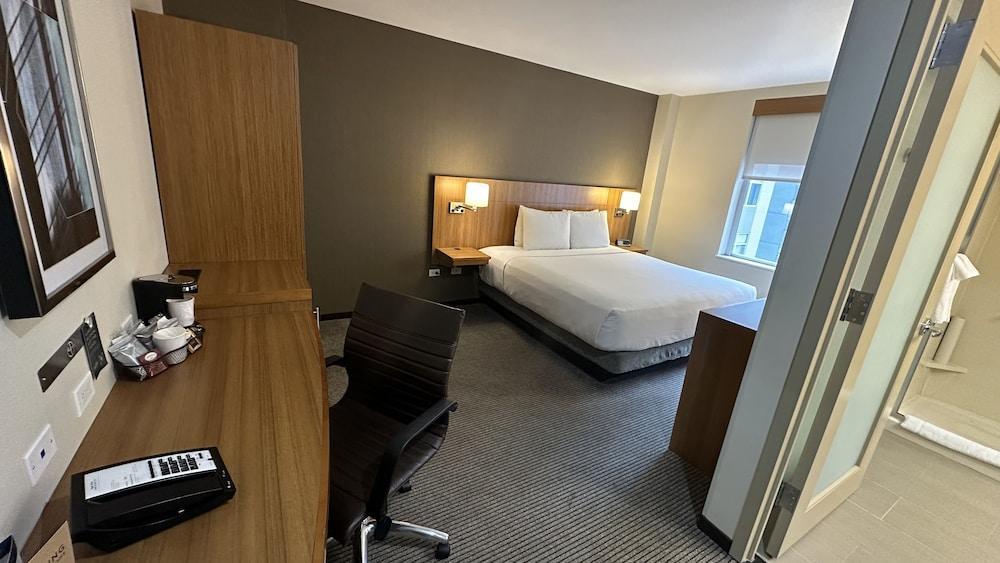 Hyatt Place Long Island City/New York City - Tap to explore photos