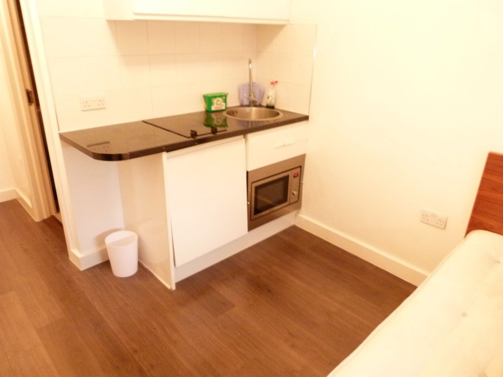 SS Property Hub - City of London Studio Apartment 18 - Tap to explore photos