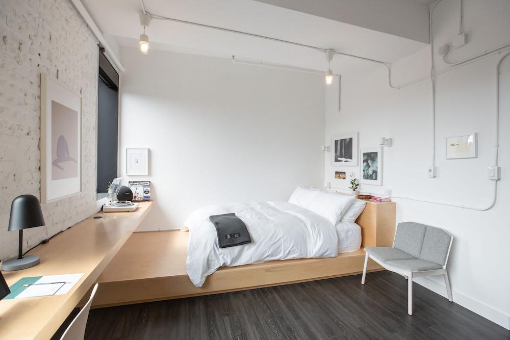 The Annex Room Type - Signature Studio, 1 Queen Bed
