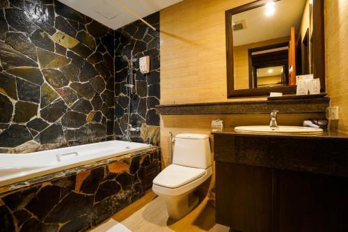 Baan Sukhumvit Soi 18 - Tap to explore photos