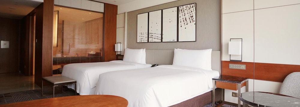 InterContinental Guangzhou Exhibition Center Room Type - 2 Twin Premium Club InterContinental River View