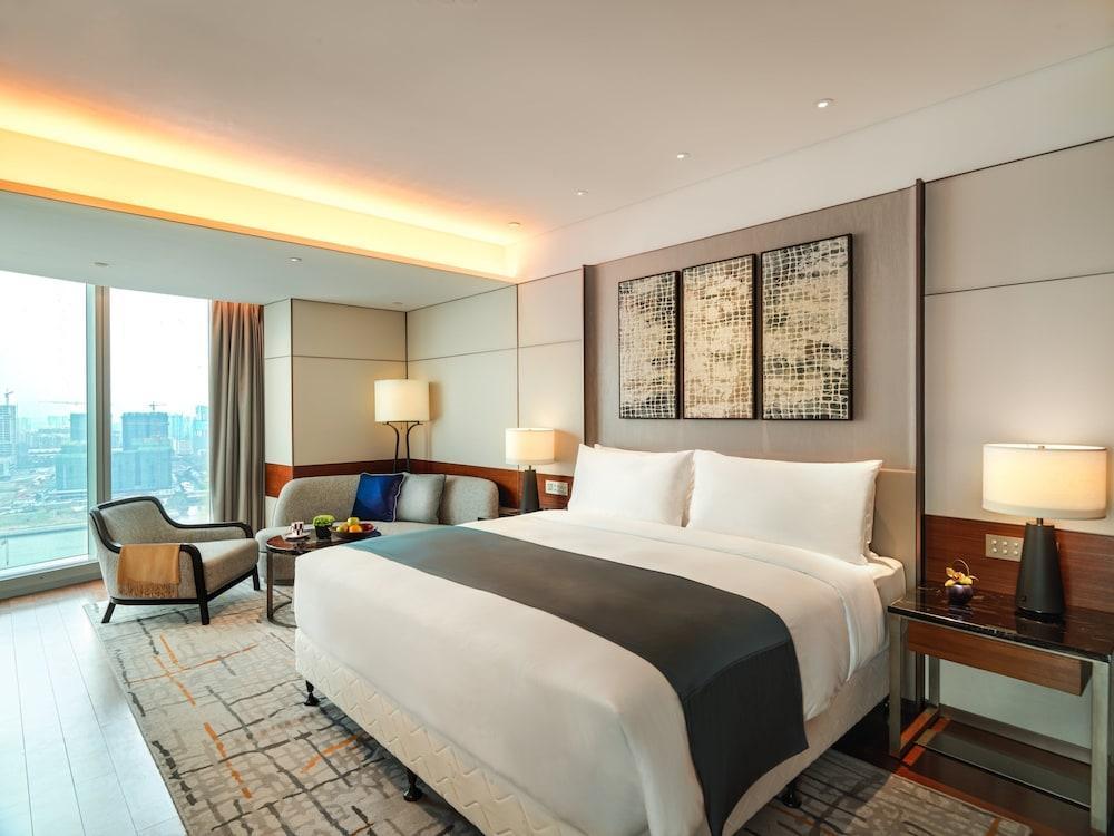 InterContinental Guangzhou Exhibition Center Room Type - Premium Room, 1 King Bed, Tower (Bath View) InterContinental Guangzhou Exhibition Center Room Type - Premium Room, 1 King Bed, Tower (Bath View)