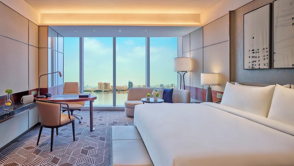InterContinental Guangzhou Exhibition Center Room Type - Premium Room, 1 King Bed (River Bath View) InterContinental Guangzhou Exhibition Center Room Type - Premium Room, 1 King Bed (River Bath View)