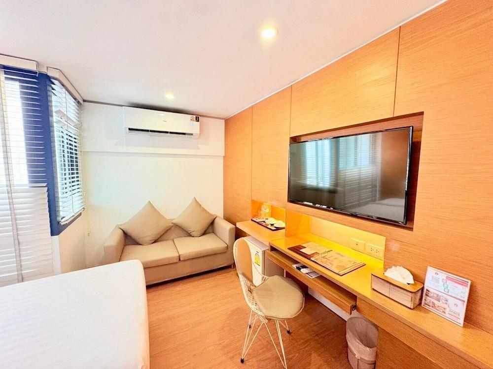 I Residence Hotel Silom - Tap to explore photos