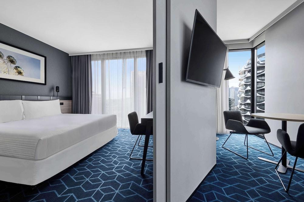 Vibe Hotel Melbourne Docklands Room Type - Harbour View Suite King