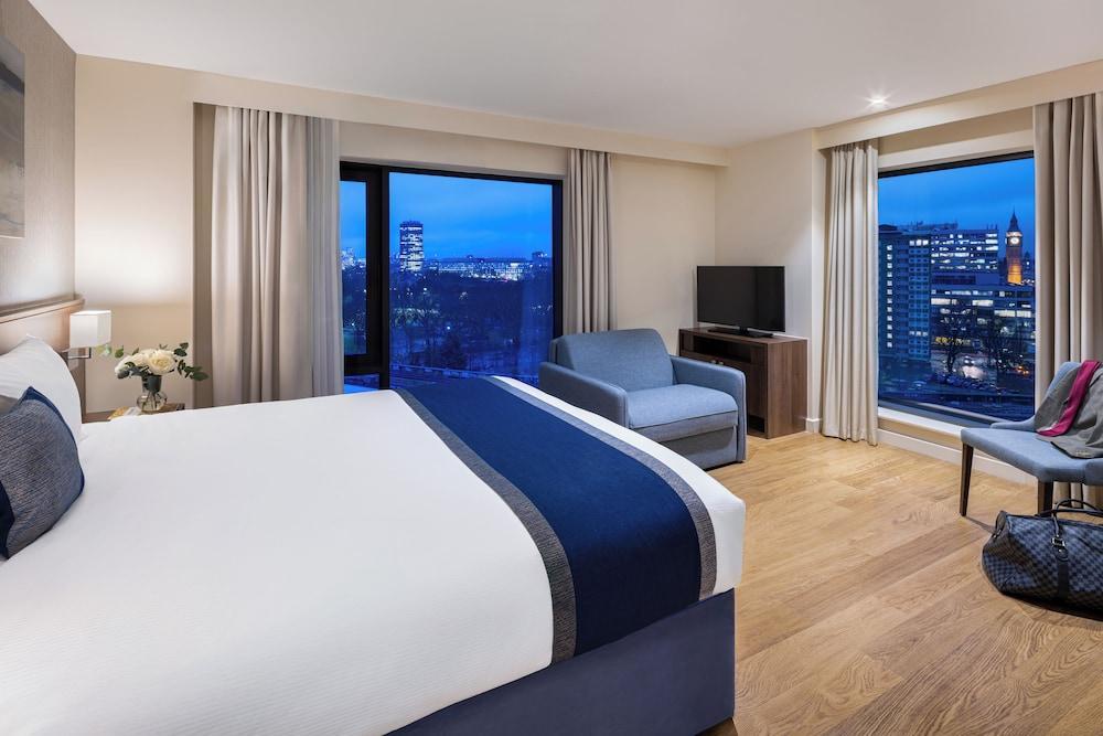 Marlin Waterloo Room Type - Premium Studio, 1 King Bed, Accessible