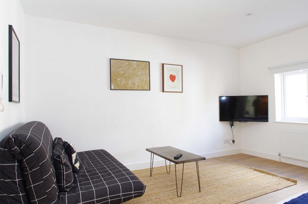 The London Agent Fitzrovia Studio 3 - Tap to explore photos