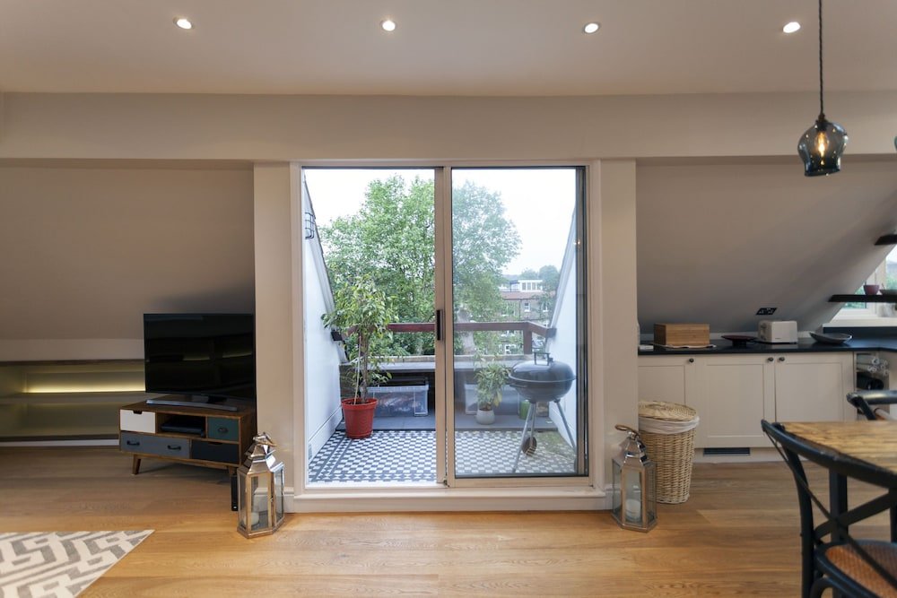 Hampstead Enjoy the Exclusive Atmosphere - Tap to explore photos