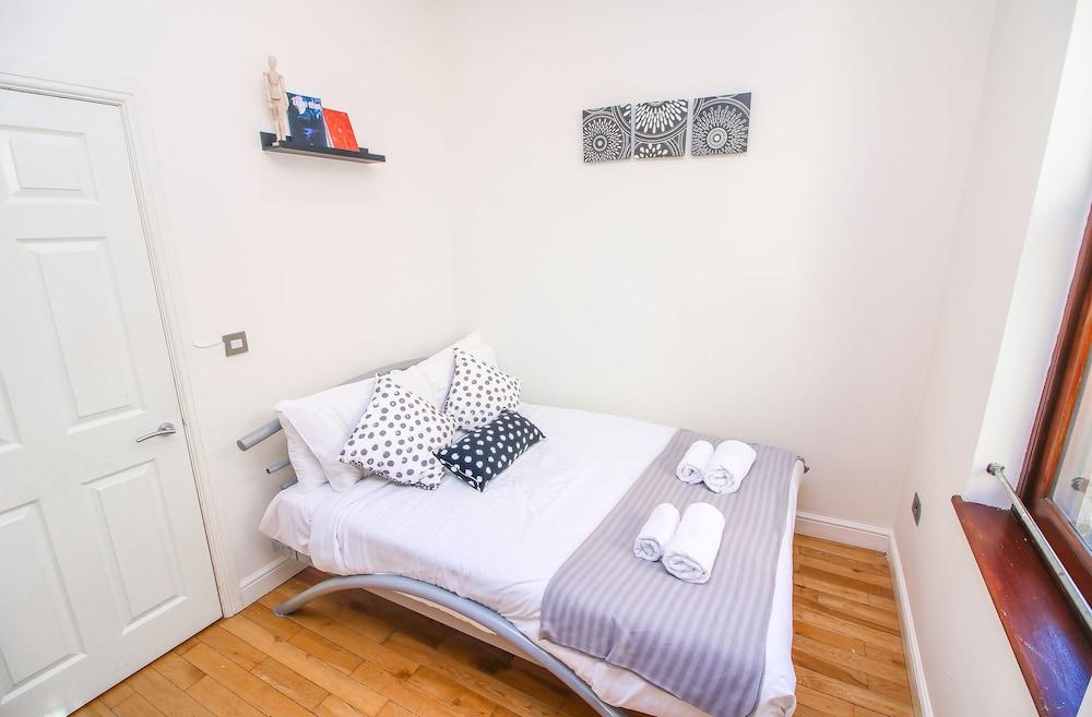 Studio Flat near Liverpool Street - Tap to explore photos