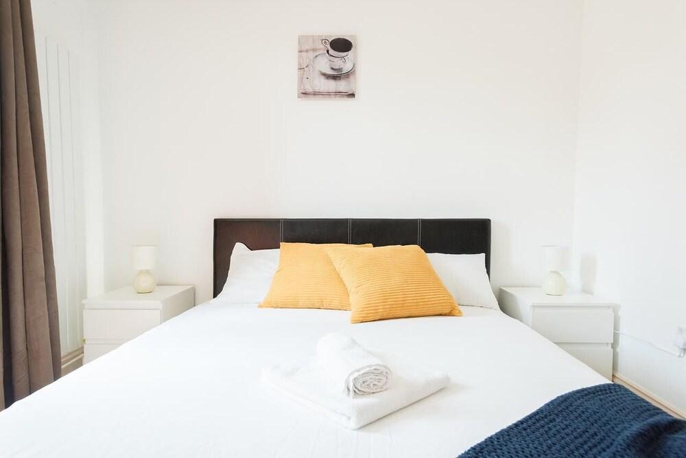 Centra Wharf Room Type - Basic Double Room, Ensuite (Double Budget)