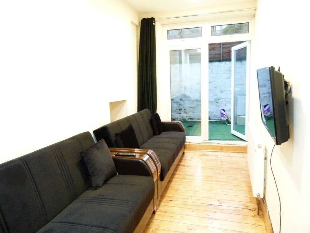 SS Property Hub - Family Apartment Kensington - Tap to explore photos