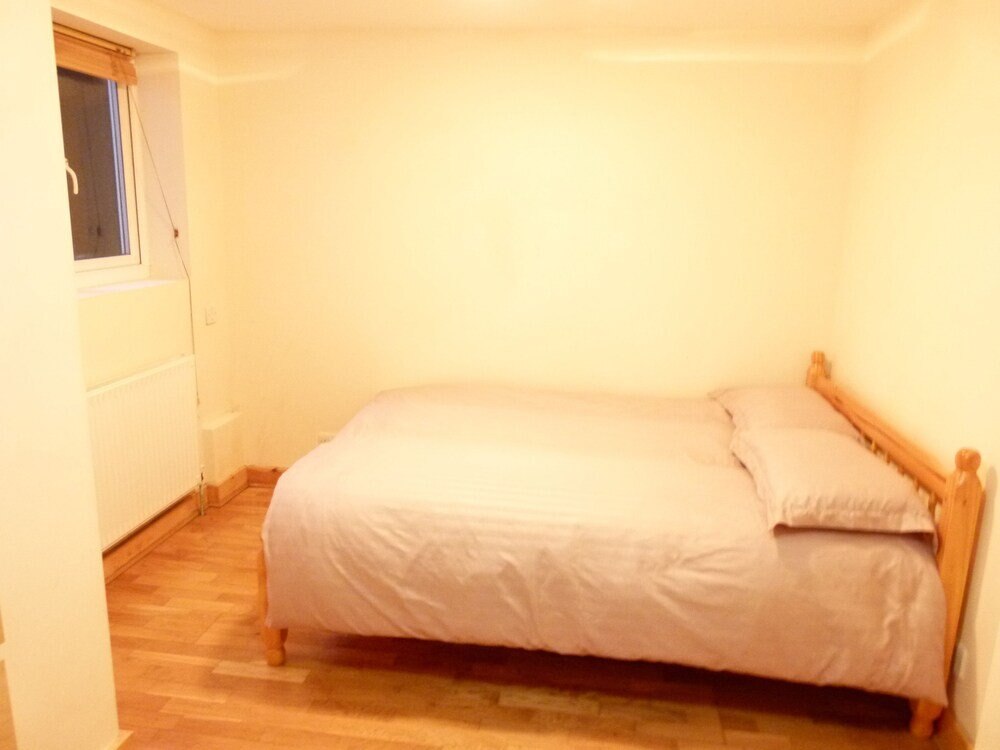 SS Property Hub - Family Apartment Kensington - Tap to explore photos